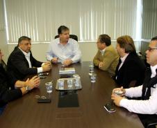 Da reunião com o prefeito de Paranaguá, Edison Kersten, na última terça-feira (3), segundo a assessoria de imprensa da Prefeitura Municipal, “por parte do Porto, abriu-se a possibilidade de serem revertidas para o município as receitas advindas de multas ambientais aplicadas. Esse recurso seria usado exclusivamente para ações relativas à limpeza e pavimentação para a cidade de Paranaguá”.