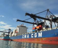 Foram quase 300 mil contêineres movimentados por Paranaguá no período, sendo que metade delas foi de contêineres para exportação, 5% a mais do que a quantidade registrada em 2013. 