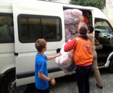 Esta semana, a Administração dos Portos de Paranaguá e Antonina (Appa) se integrou à rede solidária que se instalou no Paraná para ajudar a população dos 130 municípios atingidos pelas enchentes do último final de semana. Com doações, em dinheiro, dos próprios portuários e das empresas operadoras, foram comprados 715 edredons, que estão sendo levados para o barracão da Provopar, pelo Corpo de Bombeiros local e Defesa Civil.