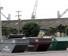 A Administração dos Portos de Paranaguá e Antonina (Appa) está instalando, em toda a região portuária, 108 caçambas e 120 kits de lixeiras para separação do lixo. A ação integra o Programa de Gestão de Resíduos Sólidos (PGRS) e tem por objetivo dar destinação correta ao lixo produzido na região do Porto. 