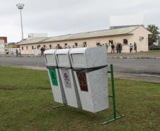 A Administração dos Portos de Paranaguá e Antonina (Appa) está instalando, em toda a região portuária, 108 caçambas e 120 kits de lixeiras para separação do lixo. A ação integra o Programa de Gestão de Resíduos Sólidos (PGRS) e tem por objetivo dar destinação correta ao lixo produzido na região do Porto. 