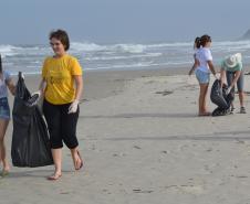 A equipe de Educação Ambiental da Administração dos Portos de Paranaguá e Antonina (Appa) promoveu, no último sábado (14), a limpeza das praias da Ilha do Mel. A ação foi realizada em parceria com o escritório regional do Instituto Ambiental do Paraná (IAP), com a Organização Não Governamental Parceiros do Mar e com a comunidade da ilha. A atividade integra o Programa de Educação Ambiental da Appa e outras ações semelhantes estão previstas para o segundo semestre.