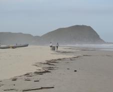 A equipe de Educação Ambiental da Administração dos Portos de Paranaguá e Antonina (Appa) promoveu, no último sábado (14), a limpeza das praias da Ilha do Mel. A ação foi realizada em parceria com o escritório regional do Instituto Ambiental do Paraná (IAP), com a Organização Não Governamental Parceiros do Mar e com a comunidade da ilha. A atividade integra o Programa de Educação Ambiental da Appa e outras ações semelhantes estão previstas para o segundo semestre.