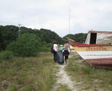 A equipe de Educação Ambiental da Administração dos Portos de Paranaguá e Antonina (Appa) promoveu, no último sábado (14), a limpeza das praias da Ilha do Mel. A ação foi realizada em parceria com o escritório regional do Instituto Ambiental do Paraná (IAP), com a Organização Não Governamental Parceiros do Mar e com a comunidade da ilha. A atividade integra o Programa de Educação Ambiental da Appa e outras ações semelhantes estão previstas para o segundo semestre.
