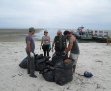 A equipe de Educação Ambiental da Administração dos Portos de Paranaguá e Antonina (Appa) promoveu, no último sábado (14), a limpeza das praias da Ilha do Mel. A ação foi realizada em parceria com o escritório regional do Instituto Ambiental do Paraná (IAP), com a Organização Não Governamental Parceiros do Mar e com a comunidade da ilha. A atividade integra o Programa de Educação Ambiental da Appa e outras ações semelhantes estão previstas para o segundo semestre.