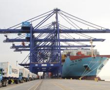 Inaugurado novo cais do Terminal de Contêineres de Paranaguá (TCP), que a partir de agora pode receber simultaneamente até três dos maiores navios de contêineres em operação. O investimento foi de R$ 370 milhões.
