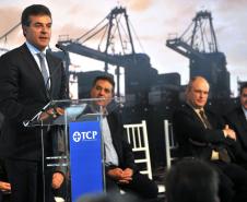   O governador Beto Richa participou nesta quarta-feira (25/06) da inauguração do novo cais do Terminal de Contêineres de Paranaguá (TCP), que a partir de agora pode receber simultaneamente até três dos maiores navios de contêineres em operação. O investimento foi de R$ 370 milhões.
