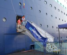 Chegando fora da temporada oficial, a embarcação permanece no Litoral paranaense por quase dois dias. Segundo a agência, esta parada não teria envolvimento com o próximo jogo do calendário da copa.