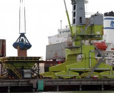 Trata-se de um guindaste sobre pórtico Portal Harbour Crane (PHC) – Terex-Gottwald, modelo GHSK 4316B