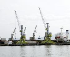 A Fospar, empresa que movimenta fertilizantes pelo berço 200 do Porto de Paranaguá, já opera o novo guindaste, ampliando a capacidade de descarga dos produtos importados. Um investimento de R$ 14 milhões de reais.