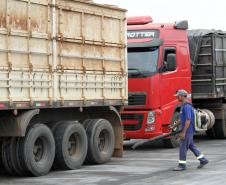 A Multitrans, uma das empresas que atua na recepção de fertilizantes, na retroárea do Porto de Paranaguá, está concluindo as obras de ampliação. Novos armazéns e novo pátio para os quase 300 caminhões da frota são algumas da melhorias que tendem a melhorar a produtividade e a capacidade estática para os produtos. Os últimos investimentos somam R$ 38 milhões.