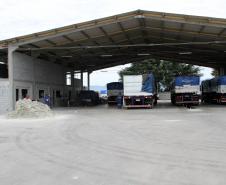 A Multitrans, uma das empresas que atua na recepção de fertilizantes, na retroárea do Porto de Paranaguá, está concluindo as obras de ampliação. Novos armazéns e novo pátio para os quase 300 caminhões da frota são algumas da melhorias que tendem a melhorar a produtividade e a capacidade estática para os produtos. Os últimos investimentos somam R$ 38 milhões.