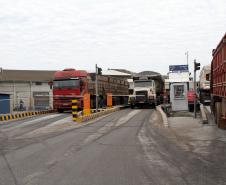 A Multitrans, uma das empresas que atua na recepção de fertilizantes, na retroárea do Porto de Paranaguá, está concluindo as obras de ampliação. Novos armazéns e novo pátio para os quase 300 caminhões da frota são algumas da melhorias que tendem a melhorar a produtividade e a capacidade estática para os produtos. Os últimos investimentos somam R$ 38 milhões.