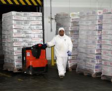 O volume de carne exportada pelo Porto de Paranaguá está maior. No primeiro semestre deste ano, foram 684 mil toneladas exportadas, 23% a mais que o exportado no mesmo período do ano passado.  