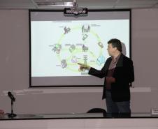 Os representantes do CIETEC apresentaram o conceito de gestão positiva de resíduos e inteligência ambiental. Rogério Gonçalves falou das 108 caçambas georreferenciadas que gerencia, junto à Appa – desde a área primária do porto de Paranaguá até o pátio de triagem e o Porto de Antonina. E apresentou as novas tecnologias que vêm sendo pensadas, para os portos paranaenses, para planejamento e monitoramento da rastreabilidade do transporte e da destinação de resíduos.