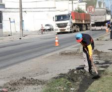 Hoje (7) e amanhã (8), a avenida Bento Rocha, em Paranaguá, passa por mais uma limpeza e remoção de resíduos, do trecho que vai da ponte do rio Emboguaçu até a Avenida Portuária. A ação, inserida no cronograma da Patrulha da Limpeza, é realizada em parceria pela Administração dos Portos de Paranaguá e Antonina (Appa), Prefeitura de Paranaguá e Departamento de Estradas de Rodagem (DER). 