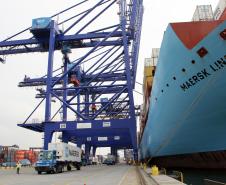 Em relação aos contêineres, em unidades (TEUs), este ano, já foram movimentados 427.723, 2% a mais que no ano passado. De exportação, foram 211.061 unidades, 5% a mais que o exportado em 2013. 