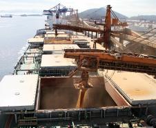 O Porto de Paranaguá bateu, no ultimo domingo (17), o recorde histórico de exportação de grãos pelo Corredor de Exportação. Foram embarcadas 112,9 mil toneladas de grãos no intervalo de 24 horas, mesmo com paralisação (por 2,5 horas) por conta das chuvas.