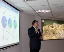 O diretor-presidente da Administração dos Portos de Paranaguá e Antonina (Appa), Luiz Henrique Dividino, e a diretora jurídica, Jacqueline Wendpap, recepcionaram, na última sexta-feira (3), magistrados e equipe técnica do Tribunal Regional do Trabalho da 9ª Região (TRT 9ª Região).  O grupo, de 25 representantes do Judiciário Paranaense, receberam informações e conheceram as dependências do Porto de Paranaguá.