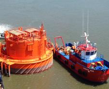 Nesta quinta-feira (8), o Porto de Paranaguá recebeu mais um navio com carga especial. O  M/V Palmerton trouxe três monoboias para projeto da Petrobras. Uma dessas foi descarregada no terminal paranaense e vai auxiliar os trabalhos na bacia de extração já em operação em São Francisco do Sul (SC). As outras duas seguem para o Rio Grande do Sul.

 
