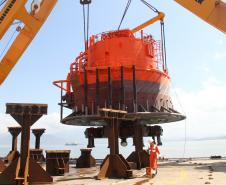 Nesta quinta-feira (8), o Porto de Paranaguá recebeu mais um navio com carga especial. O  M/V Palmerton trouxe três monoboias para projeto da Petrobras. Uma dessas foi descarregada no terminal paranaense e vai auxiliar os trabalhos na bacia de extração já em operação em São Francisco do Sul (SC). As outras duas seguem para o Rio Grande do Sul.

 