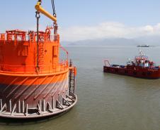 Nesta quinta-feira (8), o Porto de Paranaguá recebeu mais um navio com carga especial. O  M/V Palmerton trouxe três monoboias para projeto da Petrobras. Uma dessas foi descarregada no terminal paranaense e vai auxiliar os trabalhos na bacia de extração já em operação em São Francisco do Sul (SC). As outras duas seguem para o Rio Grande do Sul.

 