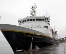 Atracou esta manhã (20), no Porto de Paranaguá, o navio de passageiros National Geographic. É o primeiro navio de passageiros a atracar em Paranaguá nesta temporada. A embarcação retorna ao Litoral do Estado com cem passageiros e 97 tripulantes a bordo. O navio faz apenas uma escala técnica em Paranaguá e parte no fim da tarde rumo ao Rio Grande do Sul. 