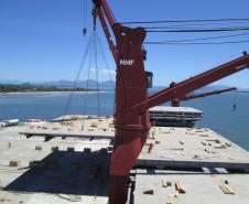 
Chegou, no último domingo (26), e começou a operar, nesta segunda-feira (27), o primeiro navio a desembarcar carga em Pontal do Paraná. A embarcação, que veio da Turquia, atracou na unidade offshore da Techint. Para atender a demanda e realizar esta operação, a Administração dos Portos de Paranaguá e Antonina (Appa) montou um sistema especial, criando temporariamente um novo berço.
