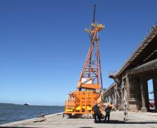 Estão bem adiantados os trabalhos de montagem dos novos carregadores de navios do Corredor de Exportação do Porto de Paranaguá. Dois dos quatro novos shiploaders já estão sendo montados no cais do Porto, sendo que o primeiro deles está no último estágio de montagem, no nível quatro dos pórticos superiores. 