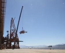 Estão bem adiantados os trabalhos de montagem dos novos carregadores de navios do Corredor de Exportação do Porto de Paranaguá. Dois dos quatro novos shiploaders já estão sendo montados no cais do Porto, sendo que o primeiro deles está no último estágio de montagem, no nível quatro dos pórticos superiores. 