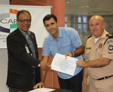 Representantes das Comissões Nacional e Estadual de Segurança Pública nos Portos, Terminais e Vias Navegáveis (Conportos e Cesportos) entregaram, nesta quinta-feira (06), em Paranaguá, sete certificados de cumprimento das exigências do ISPS Code (código internacional de segurança na atividade portuária).