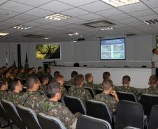 Oficiais e alunos do 5º Batalhão Logístico (5º Blog) do Exército Brasileiro estiveram, nesta terça-feira (11), no Porto de Paranaguá. O grupo de 61 militares fez um reconhecimento da área onde, quando graduados, os 40 aspirantes a oficiais farão a vistoria em caso de operações de segurança ou que envolvam a logística de material bélico ou de natureza explosiva.
