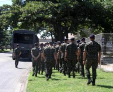 Oficiais e alunos do 5º Batalhão Logístico (5º Blog) do Exército Brasileiro estiveram, nesta terça-feira (11), no Porto de Paranaguá. O grupo de 61 militares fez um reconhecimento da área onde, quando graduados, os 40 aspirantes a oficiais farão a vistoria em caso de operações de segurança ou que envolvam a logística de material bélico ou de natureza explosiva.