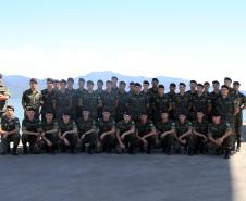 Oficiais e alunos do 5º Batalhão Logístico (5º Blog) do Exército Brasileiro estiveram, nesta terça-feira (11), no Porto de Paranaguá. O grupo de 61 militares fez um reconhecimento da área onde, quando graduados, os 40 aspirantes a oficiais farão a vistoria em caso de operações de segurança ou que envolvam a logística de material bélico ou de natureza explosiva.
