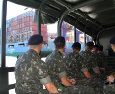 Oficiais e alunos do 5º Batalhão Logístico (5º Blog) do Exército Brasileiro estiveram, nesta terça-feira (11), no Porto de Paranaguá. O grupo de 61 militares fez um reconhecimento da área onde, quando graduados, os 40 aspirantes a oficiais farão a vistoria em caso de operações de segurança ou que envolvam a logística de material bélico ou de natureza explosiva.