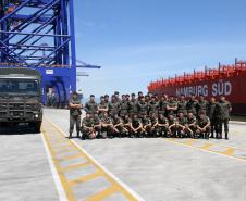 Oficiais e alunos do 5º Batalhão Logístico (5º Blog) do Exército Brasileiro estiveram, nesta terça-feira (11), no Porto de Paranaguá. O grupo de 61 militares fez um reconhecimento da área onde, quando graduados, os 40 aspirantes a oficiais farão a vistoria em caso de operações de segurança ou que envolvam a logística de material bélico ou de natureza explosiva.