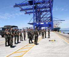 Oficiais e alunos do 5º Batalhão Logístico (5º Blog) do Exército Brasileiro estiveram, nesta terça-feira (11), no Porto de Paranaguá. O grupo de 61 militares fez um reconhecimento da área onde, quando graduados, os 40 aspirantes a oficiais farão a vistoria em caso de operações de segurança ou que envolvam a logística de material bélico ou de natureza explosiva.