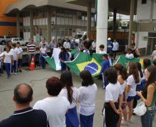 Nesta quarta-feira (19), os alunos do sexto ano da Escola Estadual Faria Sobrinho, de Paranaguá, e os trabalhadores da Administração dos Portos de Paranaguá e Antonina (Appa) fizeram, juntos, a cerimônia da troca da flâmula do portão principal do Porto de Paranaguá. O ato cívico, com participação da Polícia Militar do Paraná, marcou o Dia da Bandeira.