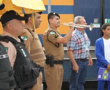 Nesta quarta-feira (19), os alunos do sexto ano da Escola Estadual Faria Sobrinho, de Paranaguá, e os trabalhadores da Administração dos Portos de Paranaguá e Antonina (Appa) fizeram, juntos, a cerimônia da troca da flâmula do portão principal do Porto de Paranaguá. O ato cívico, com participação da Polícia Militar do Paraná, marcou o Dia da Bandeira.