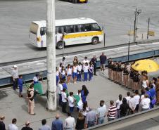 Nesta quarta-feira (19), os alunos do sexto ano da Escola Estadual Faria Sobrinho, de Paranaguá, e os trabalhadores da Administração dos Portos de Paranaguá e Antonina (Appa) fizeram, juntos, a cerimônia da troca da flâmula do portão principal do Porto de Paranaguá. O ato cívico, com participação da Polícia Militar do Paraná, marcou o Dia da Bandeira.