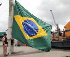 Nesta quarta-feira (19), os alunos do sexto ano da Escola Estadual Faria Sobrinho, de Paranaguá, e os trabalhadores da Administração dos Portos de Paranaguá e Antonina (Appa) fizeram, juntos, a cerimônia da troca da flâmula do portão principal do Porto de Paranaguá. O ato cívico, com participação da Polícia Militar do Paraná, marcou o Dia da Bandeira.