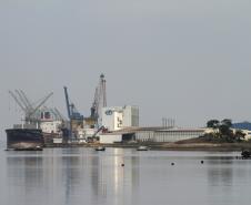 Nesta quarta-feira (26), a Terminais Portuários Ponta do Félix, empresa que opera no Porto de Antonina, assinou um convênio para repassar R$  72 mil a duas associações de moradores do município. A verba será revertida, pelas entidades, em atendimento à população. Cada uma receberá R$ 36 mil, em três anos. 
