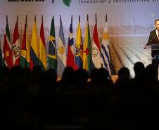 Especialistas de diferentes partes do mundo participam, em Foz do Iguaçu, do 2º Fórum de Agricultura da América do Sul. Com o tema “Inovação e Sustentabilidade no Campo”, o evento discute o agronegócio mundial a partir da realidade sul-americana. Os portos do Paraná estão presentes no evento. 
