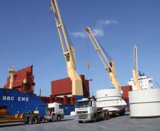 Primeiras peças da nova fábrica da Klabin são descarregadas no Porto de Paranaguá 