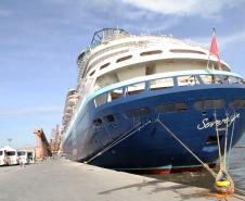 Com mais de três mil pessoas a bordo, Sovereign traz o maior número de passageiros e tripulantes já recebido em um único navio pelo Porto de Paranaguá.