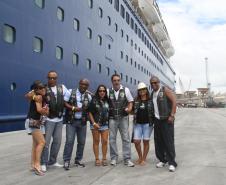 O navio de passageiros Zenith atracou na manhã desta quinta-feira (5) no Porto de Paranaguá. Com mais de 1,5 mil passageiros e 600 tripulantes a bordo, a embarcação chegou por volta das 9 horas e permanece atracado até o final da tarde, quando zarpa para Porto Belo (SC). 