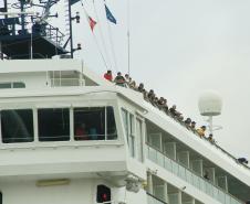O navio de passageiros Zenith atracou na manhã desta quinta-feira (5) no Porto de Paranaguá. Com mais de 1,5 mil passageiros e 600 tripulantes a bordo, a embarcação chegou por volta das 9 horas e permanece atracado até o final da tarde, quando zarpa para Porto Belo (SC). 