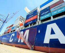 Navio com maior capacidade de transporte de contêineres atraca em Paranaguá