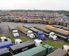 O Pátio de Triagem de Caminhões do Porto de Paranaguá recebeu nos primeiros meses de 2015, entre janeiro e abril, 113.350 veículos. O balanço mostra que houve um aumento de 78% no número de caminhões que utilizaram o local, na comparação com o mesmo período de 2010, quando o pátio público recebeu 88.946 caminhões.