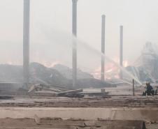 Apoio de voluntários foi fundamental para conter incêndio em Paranaguá